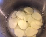 Une image de l'étape 1 de Gratin brocolis et pommes de terre à la crème et emmental.