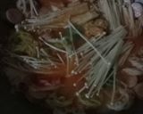 Foto langkah ke 4 dari resep Seblak jamur enoki.