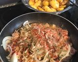 Hagymás szűzérme krumplival recept fázis 2 fotója