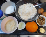 Foto del paso 1 de la receta: Magdalenas de naranja con ciruelas secas y nueces