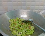 Foto langkah ke 3 dari resep Tumis pare.