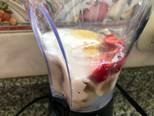 Foto del paso 3 de la receta Smoothie / licuado individual :frutilla,banana,naranja yogurt y miel. Muy fresco light y nutritivo!