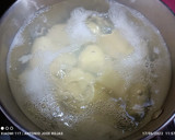 Foto del paso 1 de la receta: Bomba de patata rellena, con suquet de langostinos