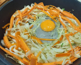 Foto del paso 3 de la receta: Fideos de arroz con verduras salteadas, huevo y salsa de cacahuete