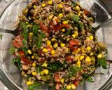 Foto del passaggio 4 della ricetta Insalata di farro con mais, olive, parmigiano, pomodorini, rucola e tonno🌽🫒🍅🌱