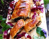 Foto del passaggio 10 della ricetta Strudel salato con spinaci, fontina, noci e pere