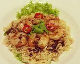 รูปขั้นตอนการทำที่ 6 ของ บะหมี่ซอสพริกไทยดำกุ้งสด