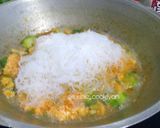 Foto langkah ke 6 dari resep Tumis Soun Oyong Telur.