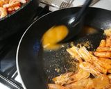 Foto del passaggio 4 della ricetta Linguine e mazzancolle fresche al sugo