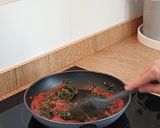 Foto del paso 3 de la receta Espinacas en salsa de tomate #para guarnición #apta para veganos