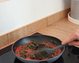 Foto del paso 3 de la receta: Espinacas en salsa de tomate #para guarnición #apta para veganos