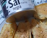 Foto del paso 6 de la receta: Pan con ajo al estilo italiano y sal negra