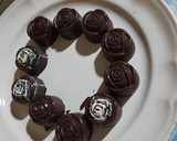 Foto del paso 13 de la receta: Bombones de chocolate rellenos de reducción de ponche