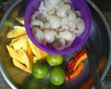 Foto langkah ke 1 dari resep Asinan rambutan + mangga praktis.