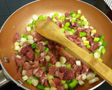 Foto del paso 3 de la receta: Calabacín con jamón, ajos tiernos y salsa de aguacate y provolone