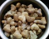 शिंगाडयाची खीर (shingadyachi khir recipe in marathi) रेसिपी स्टेप 1 फोटो 