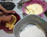 Foto langkah ke 3 dari resep Kue semprit susu.