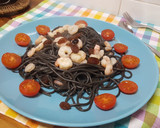 Foto del paso 1 de la receta: Espaguetis negros con gamas y tomate