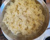 A picture of step 1 of White sauce farfalle pasta.