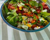Foto del paso 6 de la receta: Ensalada fresca 😋, con tomate y pimientos asados en tiras