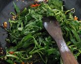 Foto langkah ke 3 dari resep Cah kangkung mie.