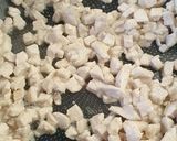Fokhagymás-bazsalikomos kukorucás csirkeragu recept fázis 1 fotója