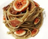 Foto del passaggio 3 della ricetta Spaghetti di farro con speck e fichi