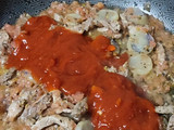 Pasta con tiras de cerdo y cubios