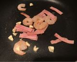 A picture of step 2 of Prawns Egg Rice Noodles.