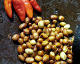 Foto langkah ke 1 dari resep Sambal Kacang Bumbu Sate Khas Madura.
