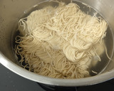 Foto del paso 2 de la receta: Noodles de gambas y espinacas 🍜