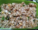 Foto langkah ke 3 dari resep Nasi Goreng Sosis dan Telur Orak Orik.