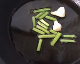 Foto del paso 1 de la receta: Acelgas fritas con ajos tiernos