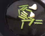 Foto del paso 1 de la receta: Acelgas fritas con ajos tiernos
