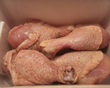 Foto del paso 5 de la receta: Muslos de pollo en salsa de tomate con patatas fritas en aceite de pollo frito