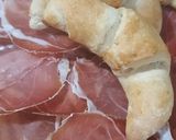 Foto del passaggio 4 della ricetta Cornetti salati senza lievitazione