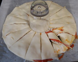 Foto del paso 5 de la receta: Corona hojaldrada de jamón y queso