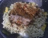 Foto langkah ke 3 dari resep Mie Sedap Goreng Spicy Korean ala ala Anak Rantau.