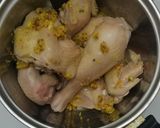 Foto langkah ke 3 dari resep Ayam Kampung Goreng bumbu kuning.