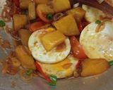 Foto langkah ke 6 dari resep Telur Ceplok Kuah Kecap Bombay.