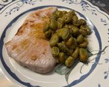 Foto del paso 4 de la receta: Lomo de bonito con habitas tiernas guisadas al vino tinto !!!!!