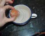 A picture of step 2 of Frozen Fried Egg  نیمرو با تخم مرغ یخ زده.