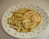 Foto del paso 7 de la receta: Huevo frito con mantequilla, patatas fritas y tomate