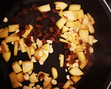 Foto del paso 2 de la receta: Espinacas con manzana y pasas