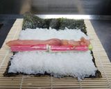Foto del paso 9 de la receta: Sushi de salmón y aguacate