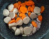 Foto langkah ke 2 dari resep Sayur Bening Pokcoy Wortel dan Bakso.