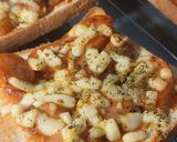 Foto langkah ke 5 dari resep Ide Bekal Easy Peasy: Pizza Roti Tawar.