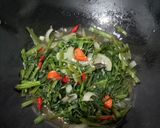 Foto langkah ke 5 dari resep Tumis Kangkung Saus Tiram.