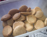 Foto del paso 4 de la receta: Galletitas de azúcar negra (para merendar rico y rápido)
