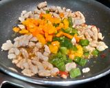 彩椒肉末拌麵&菠菜的食譜步驟1照片